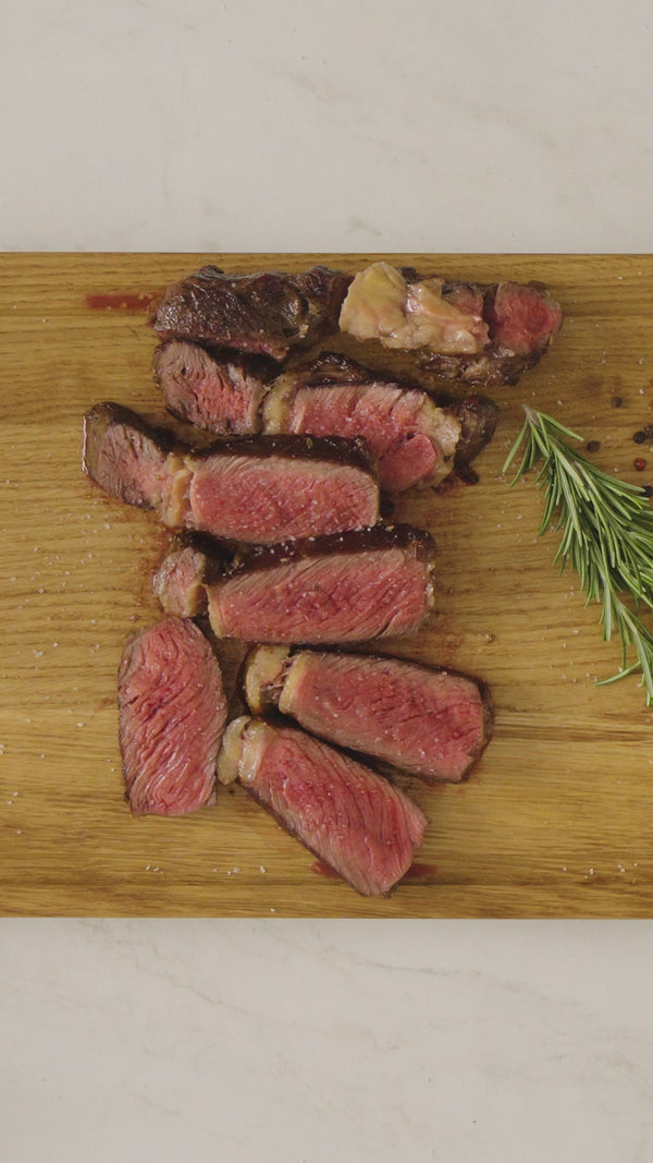 Gebratenes Rindersteak mit Knoblauch und Rosmarin