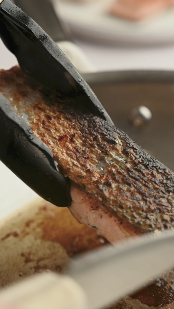 Gebratener Lachs mit knuspriger Haut