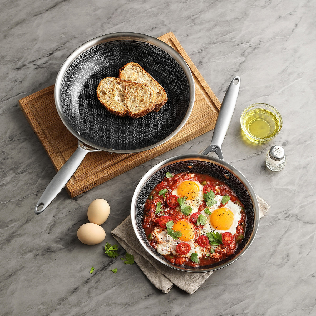 Geröstetes Brot und Shakshuka in zwei Bratpfannen aus 3-Ply Hybrid, von oben