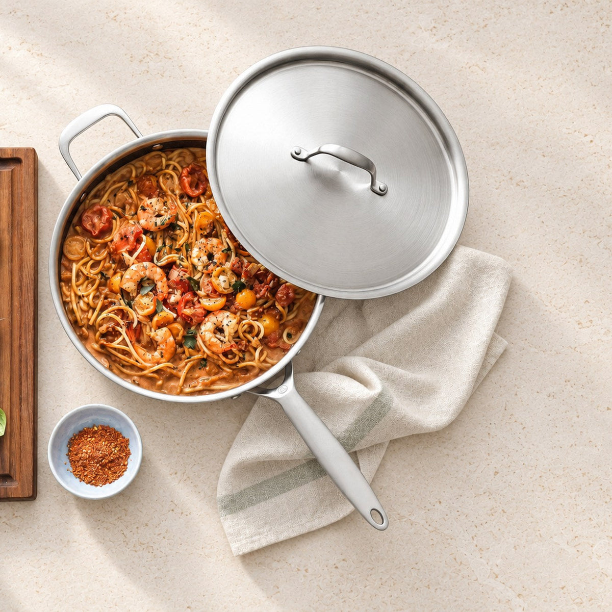 Spaghetti mit Garnelen und Tomaten in einer Sautierpfanne aus 3-Ply Hybrid mit dem Edelstahldeckel, von oben