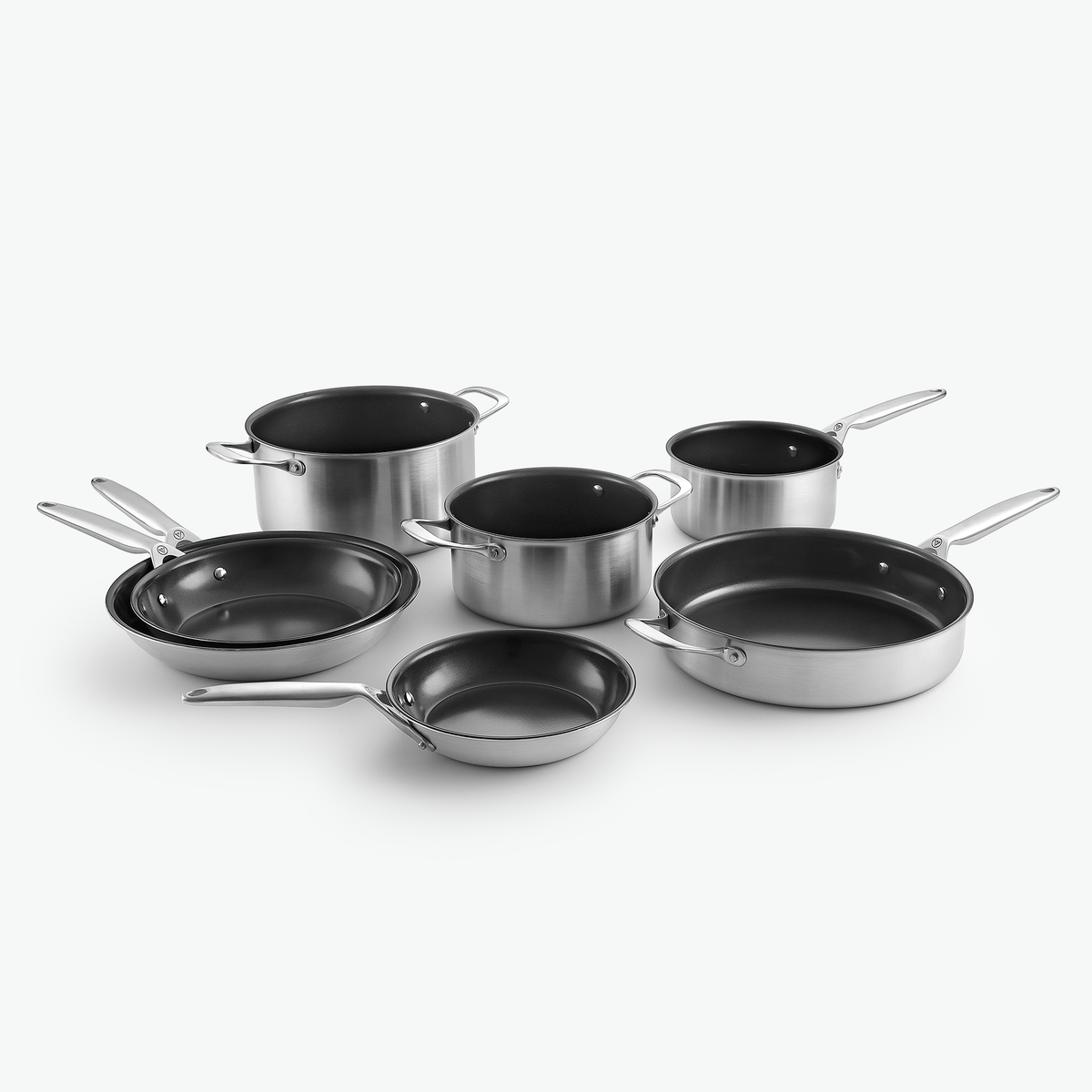 Die Sautierpfanne zusammen mit Kochtöpfen, einer Kasserolle und Bratpfannen aus 3-Ply Keramik