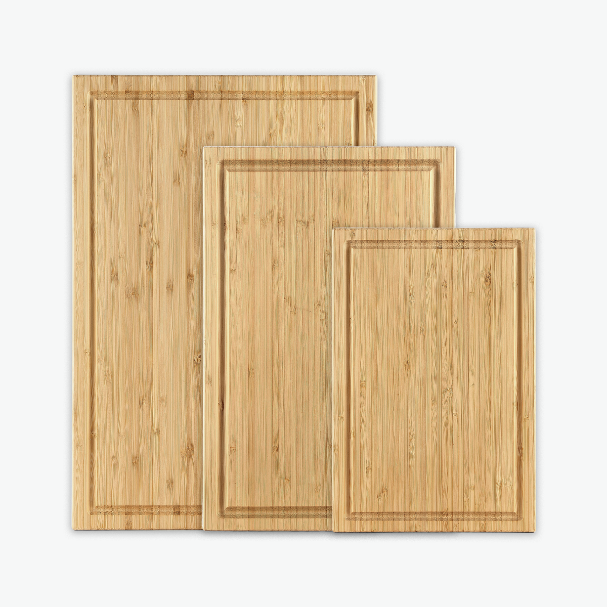 Set mit drei Schneidebrettern aus Bambus mit Saftrille, von oben