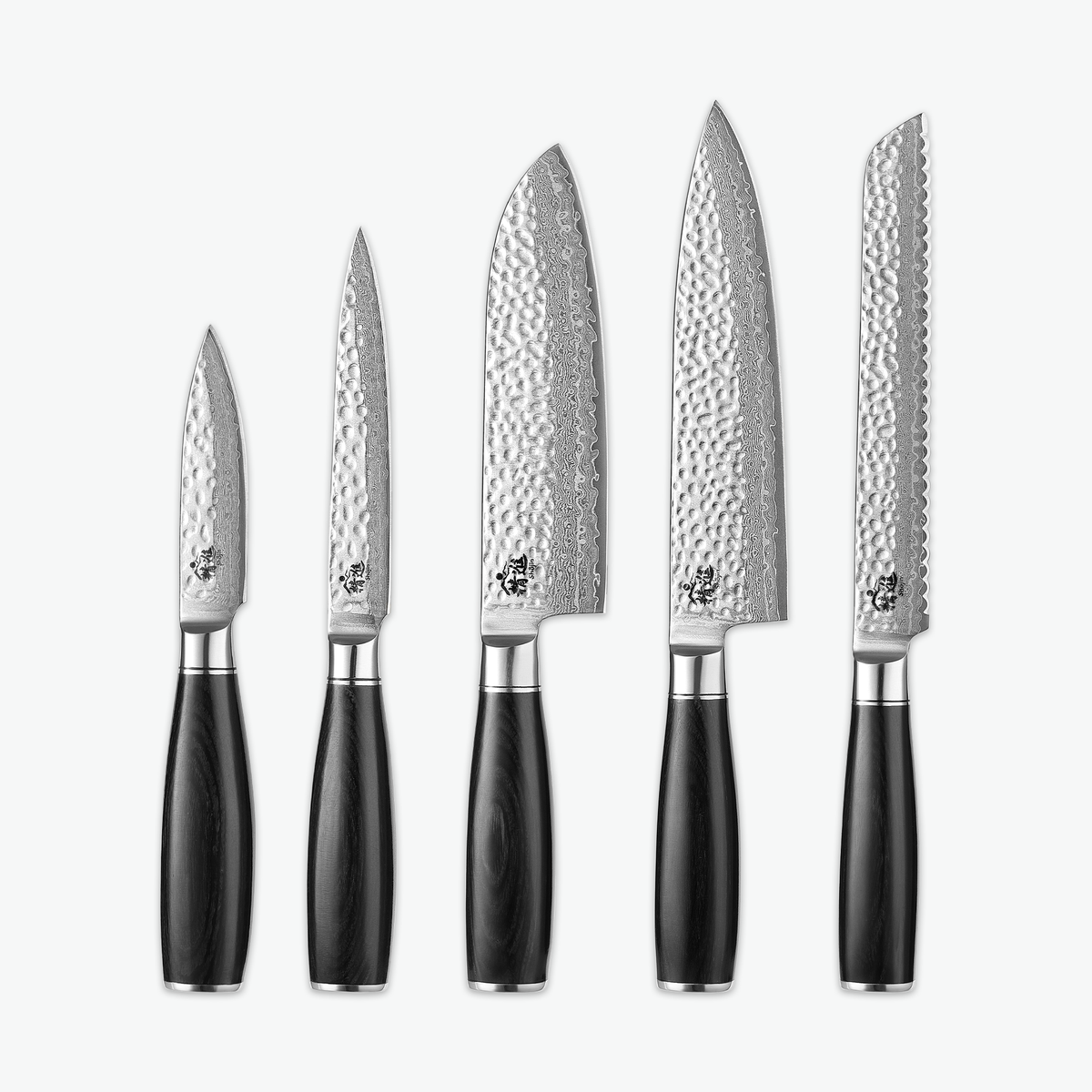 Die Serie Shōjin Taru nebeneinander: Gemüsemesser, Universalmesser, Santokumesser, Kochmesser und Brotmesser