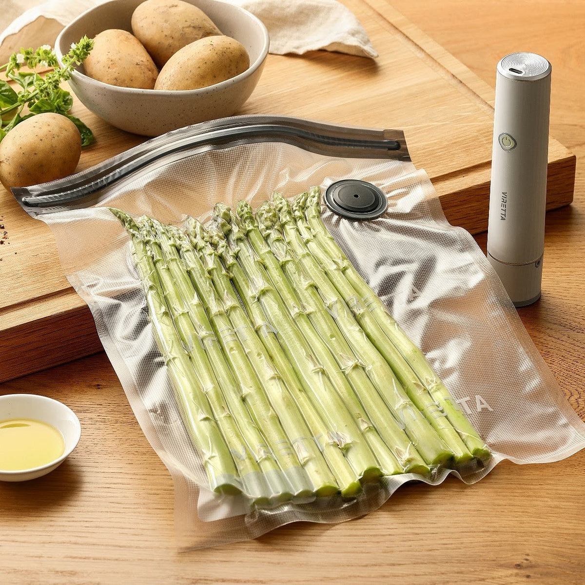 Spargel in einem großen Vakuumbeutel mit der elektrischen Vakuumpumpe