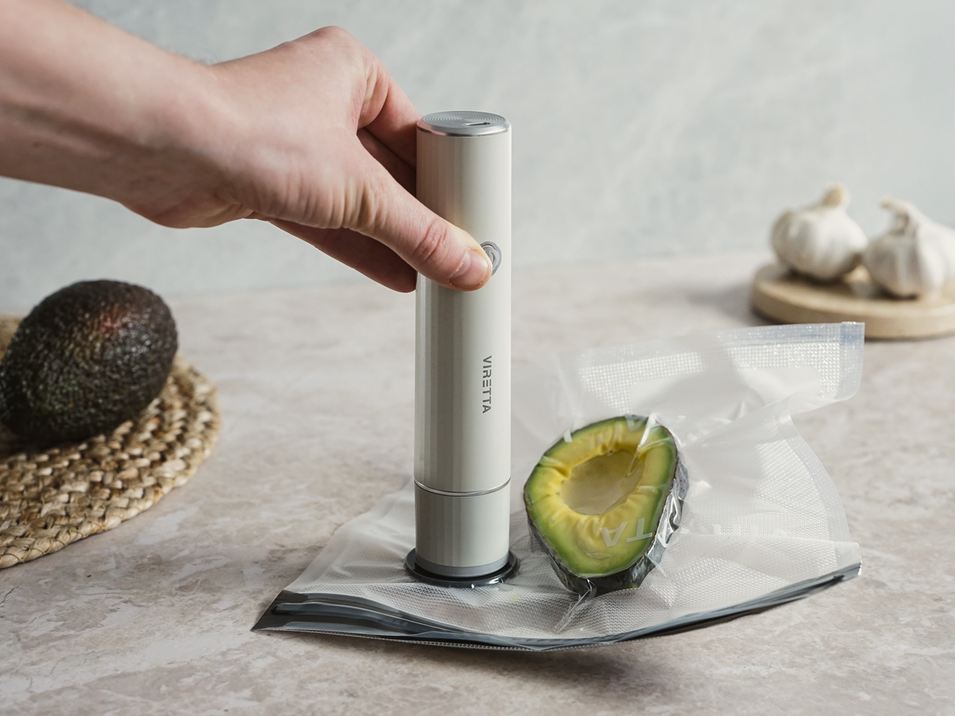 Eine Vakuumpumpe und ein Behälter mit einer halben Avocado auf einer Arbeitsplatte