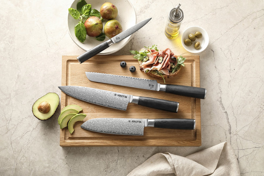 Shōjin Suna Messer mit Avocado, Oliven und Schinken auf einem Eichenbrett