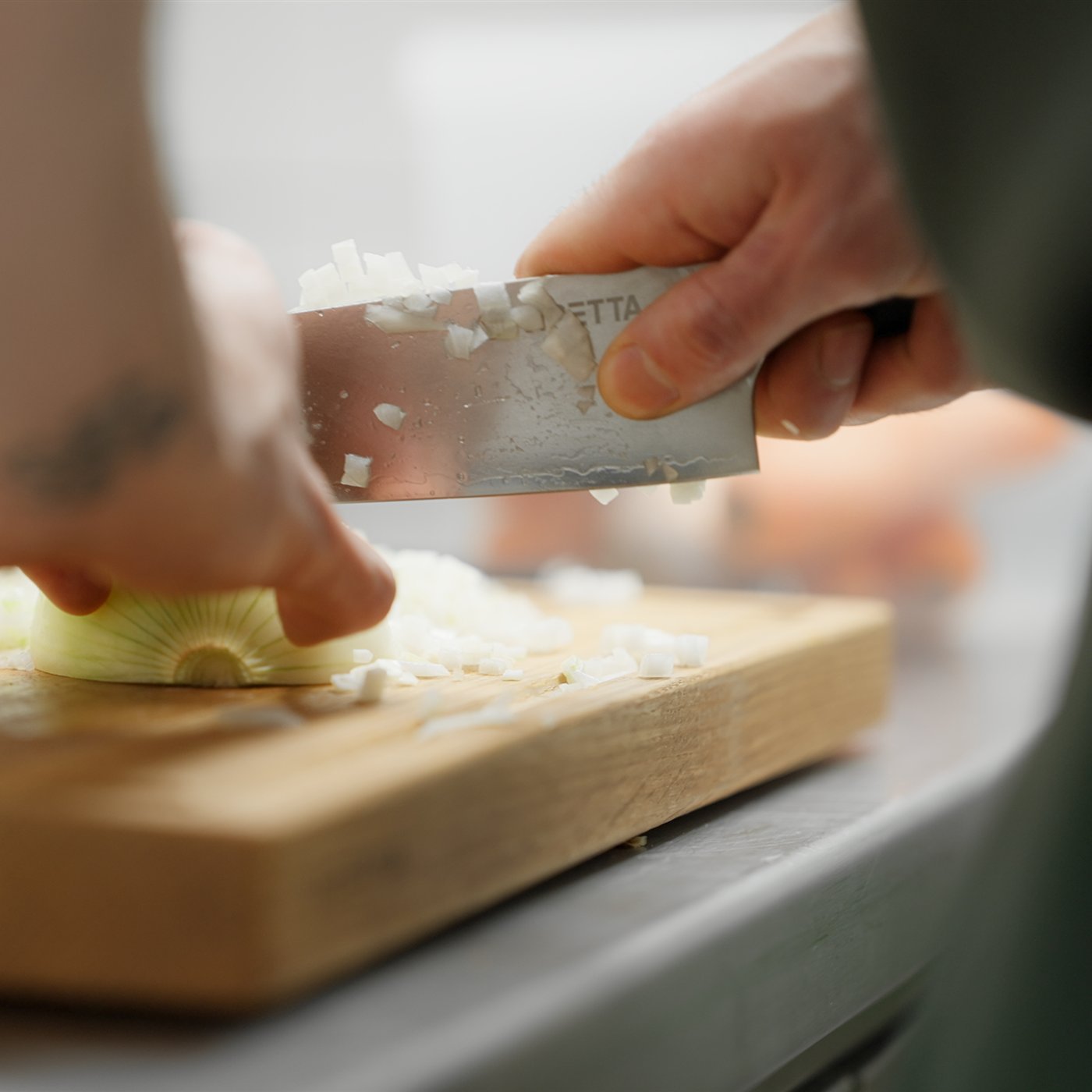 Ein Aira-Messer hackt Zwiebeln
